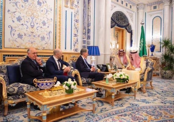 Saudi Arabia’s King Salman, right, meet British chancellor of the exchequer Philip Hammond at Al-Salam Palace in Jeddah. (SPA)