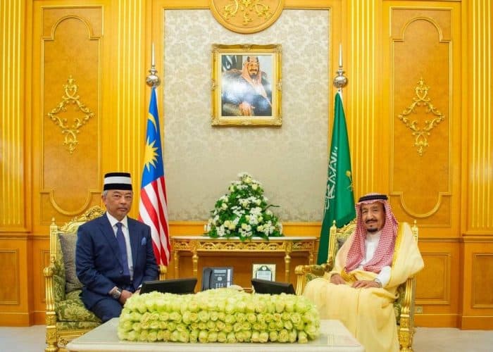 Custodian of the Two Holy Mosques King Salman receives Al-Sultan Abdullah Ibni Sultan Ahmad Shah, King of Malaysia, at Al-Salam Palace in Jeddah, Sunday. — SPA