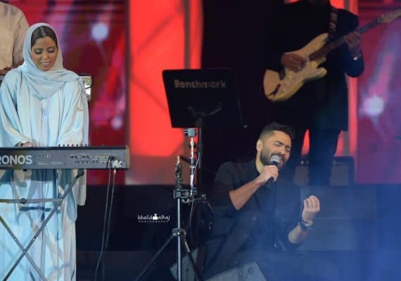 A Saudi female musician ignites Tamer Hosni's concert in Jeddah