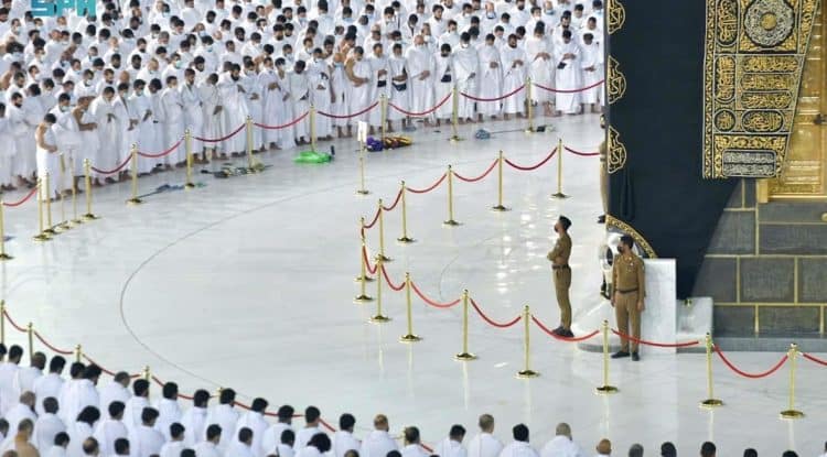 Praying in the Grand Mosque without physical distancing starts