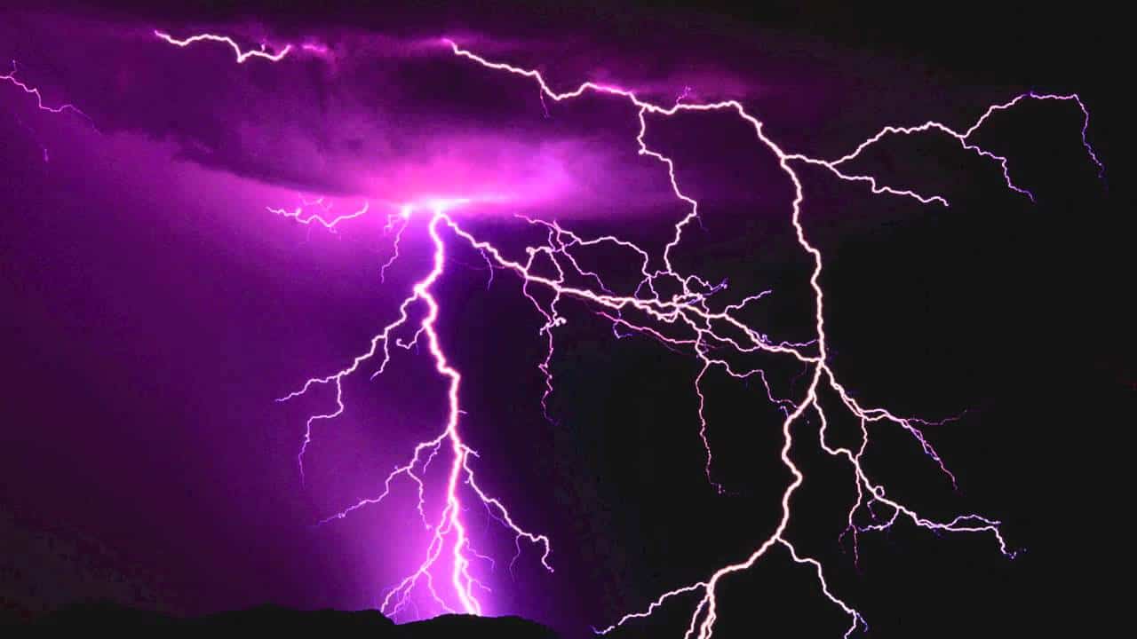 Saudi civilian calls for caution from an air depression and thunderstorms