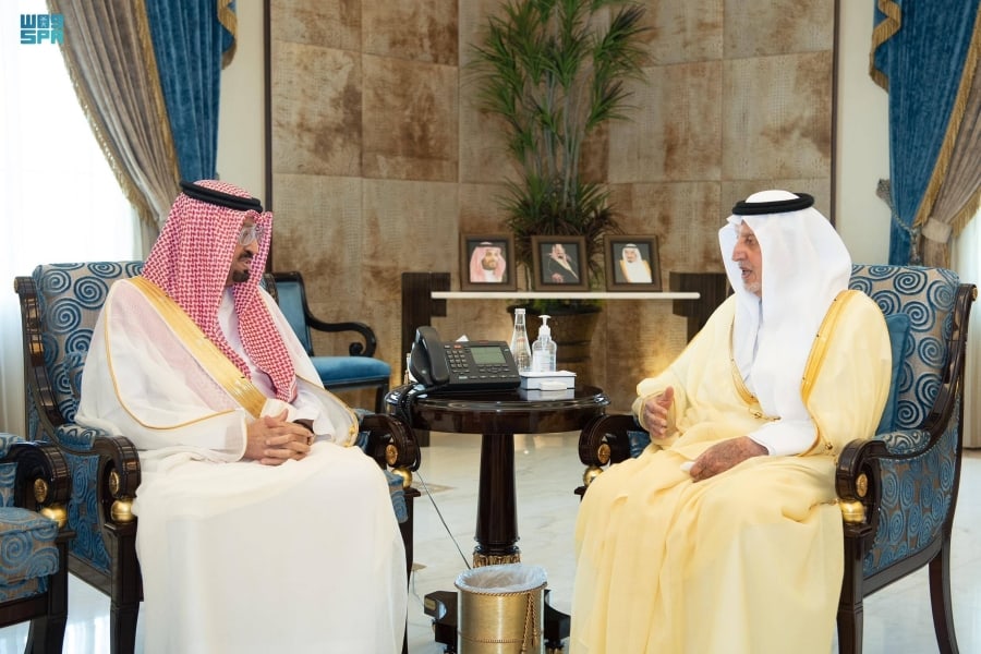 Prince of Mecca reviews common issues with the Ambassador of Bahrain