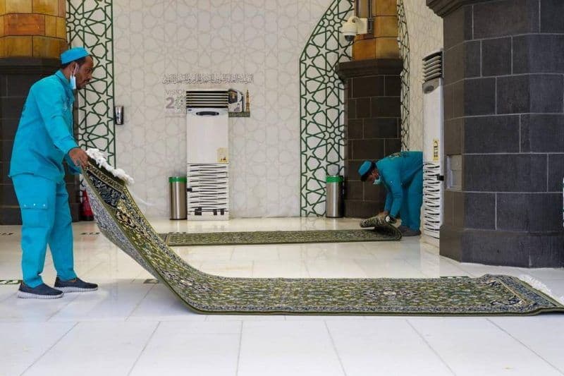 Saudi Arabia designates 4,000 workers to disinfect the Grand Mosque
