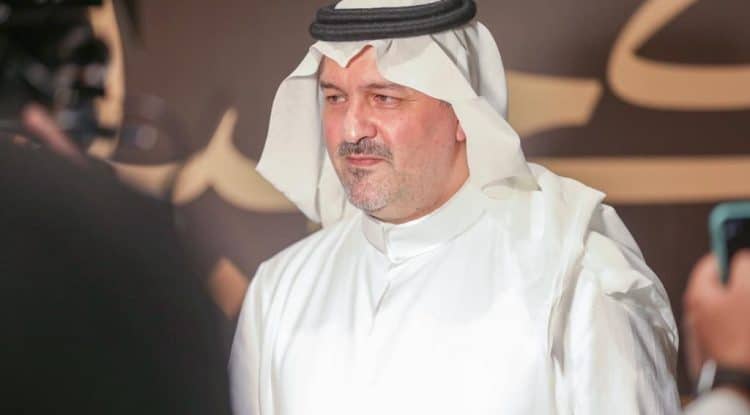 HRH Prince Bandar bin Khalid Al-Faisal crowns the stallion "Nabil Al-Sakab" with the gold of the Kahilah Championship 22