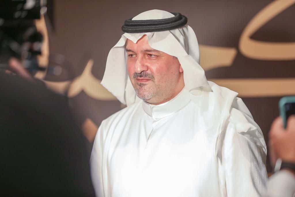 HRH Prince Bandar bin Khalid Al-Faisal crowns the stallion "Nabil Al-Sakab" with the gold of the Kahilah Championship 22
