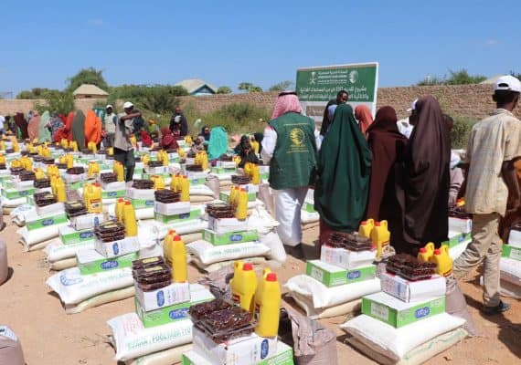 KSRelief distributes food aid in Somalia