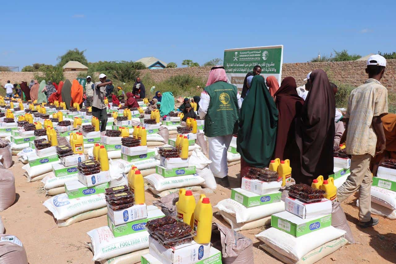 KSRelief distributes food aid in Somalia