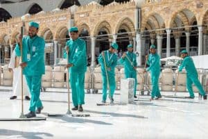 4,000 workers carry out disinfection work at the Grand Mosque