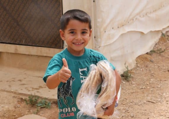 KSrelief launches a project to distribute school bags for Syrian refugees