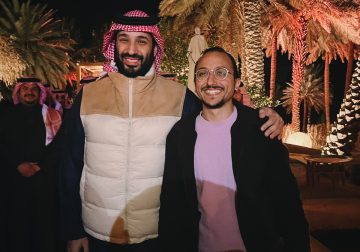 Saudi Crown Prince, his Jourdain counterpart and the son of the Sultan of Oman, meet in a restaurant in Al-Ula