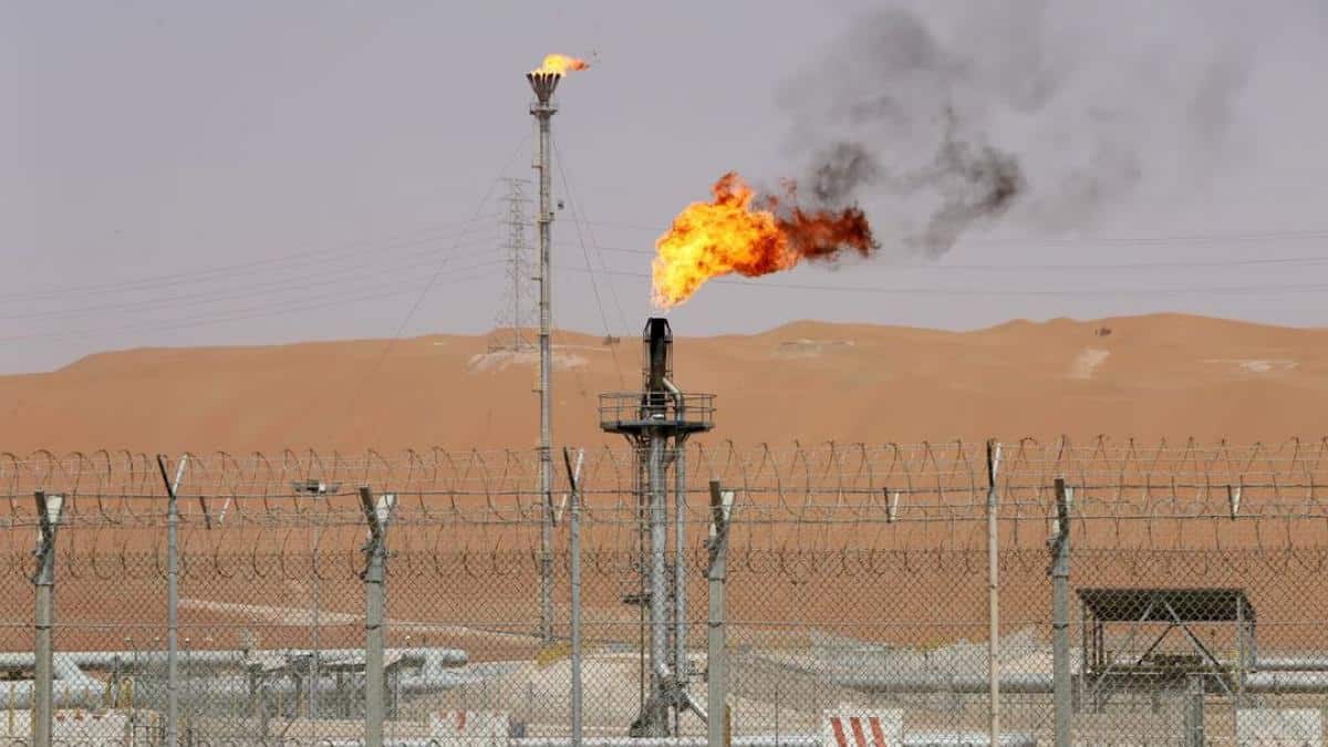 Saudi Arabia voluntary cuts oil output by 500,000 barrels per day