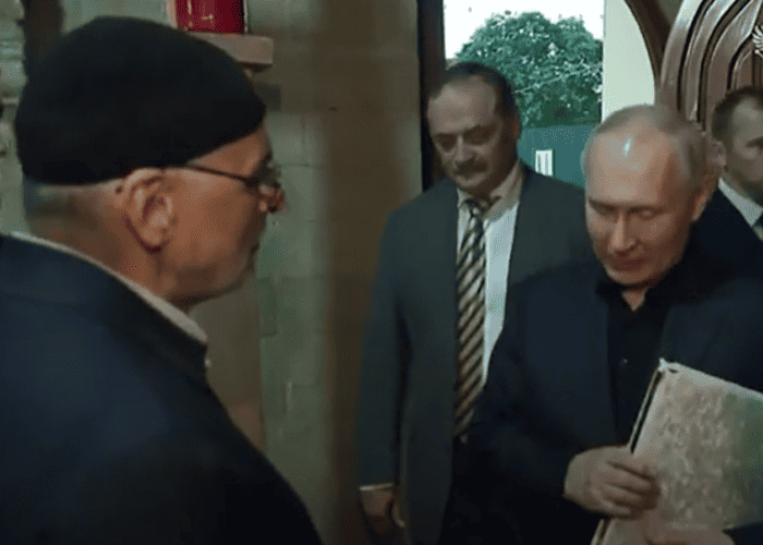 Putin hugs the Qur'an condemns its burning in Sweden