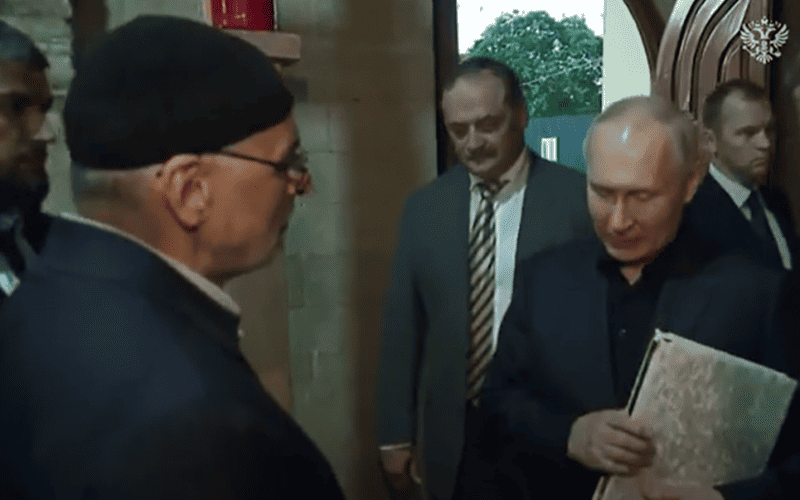 Putin hugs the Qur'an condemns its burning in Sweden