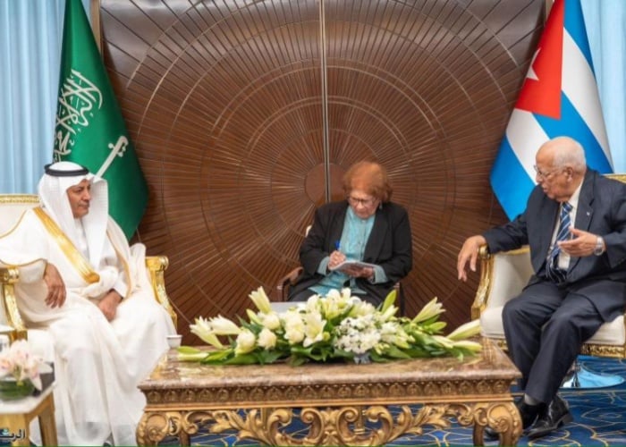 The meeting of President of the Saudi Chambers Federation, Hassan Al-Huwaizi with the Minister of Foreign Trade and Investment of Cuba, Ricardo Cabrisas