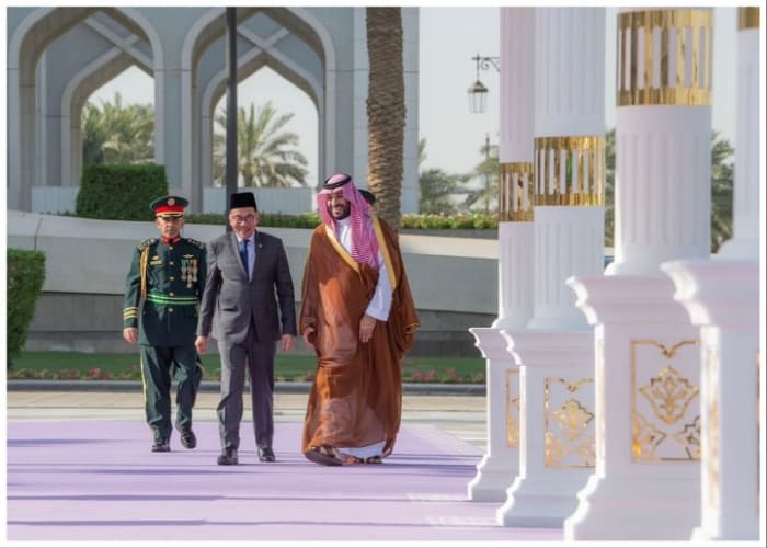 HRH Crown Prince Receives Malaysian PM in Riyadh