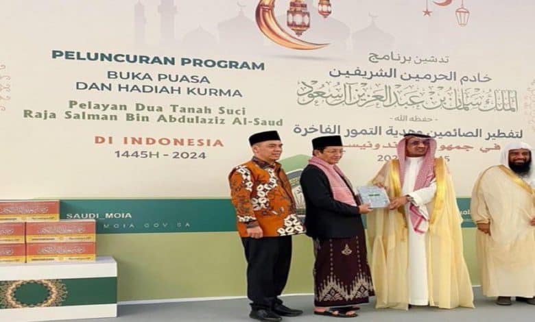 Saudi Islamic Affairs Distributes Dates, Qur'an in Indonesia