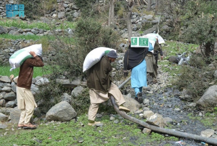 KSrelief Distributes 400 Food Baskets in Pakistan