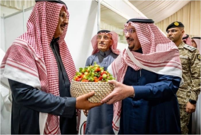 Emir of Qassim Region Visits Strawberry Festival in Al-Bukayriyah