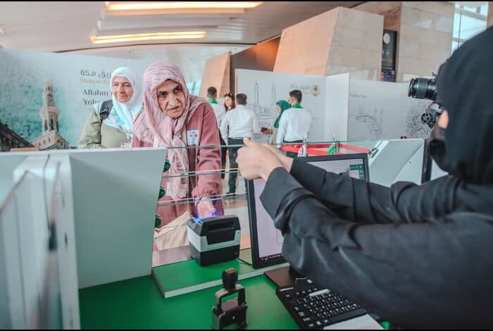 Saudi Women at Mecca Road Make Great Efforts at Esenboga Airport