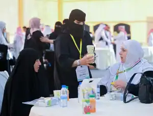 The volunteers are affiliated with the Ministry of Human Resources and Social Development, Northern Border University, the Saudi Red Crescent, the Arar Chamber of Commerce and other organizations.