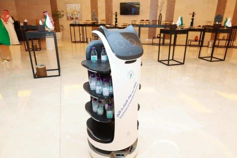 Renad Robot Captures Attention during 1st Innovation Pioneers Forum
