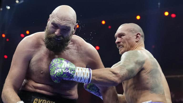 Oleksandr Usyk Outclasses Tyson Fury in Rematch