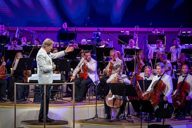 Anthony Hopkins Rocks Riyadh Season with Dreamlike Performance 