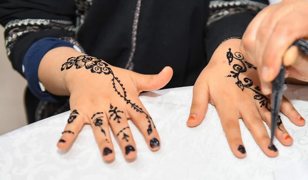 Northern Borders Region Encourages First-time Fasters Through Henna Painting 