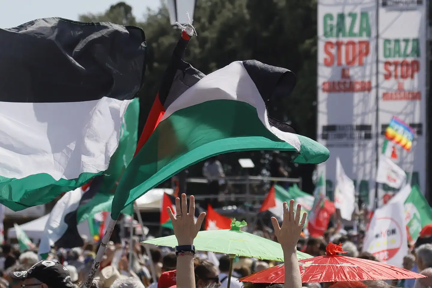 Protesters Gather in Rome for Immediate End to Gaza War 