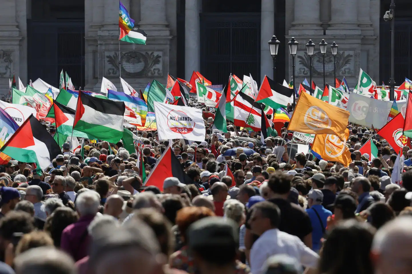 Protesters Gather in Rome for Immediate End to Gaza War 