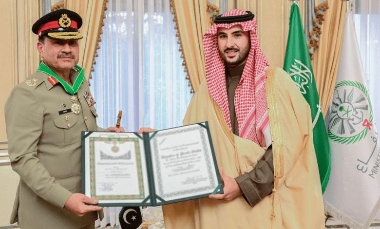 Saudi Arabia Awards Pakistani Army Chief with King Abdulaziz Medal