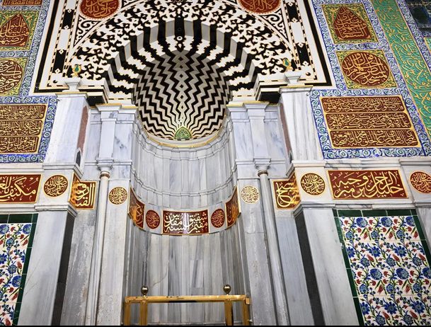 Art of Devotion: Arabic Calligraphy Shapes Identity of Prophet’s Mosque