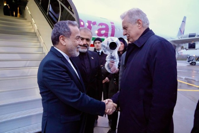 Iran Proposes Reopening Hormuz, Delaying Nuclear Talks as FM Arrives in Russia