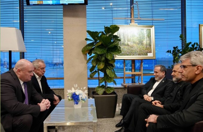 Iran Proposes Reopening Hormuz, Delaying Nuclear Talks as FM Arrives in Russia