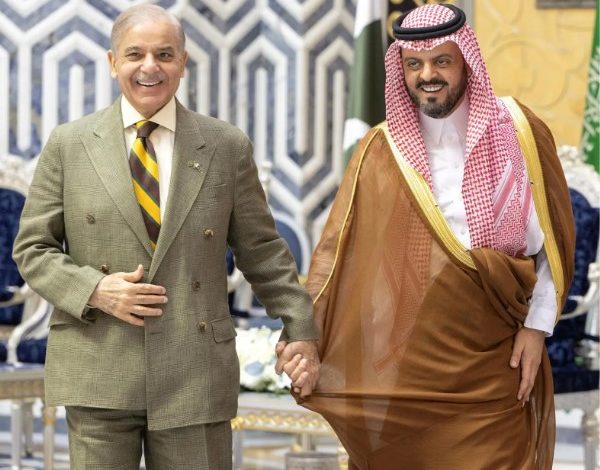 Pakistani PM Arrives in Saudi Arabia as Part of 4-Day Regional Tour
