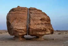 Al-Naslaa: The Saudi Geological Wonder That Looks Almost Impossible