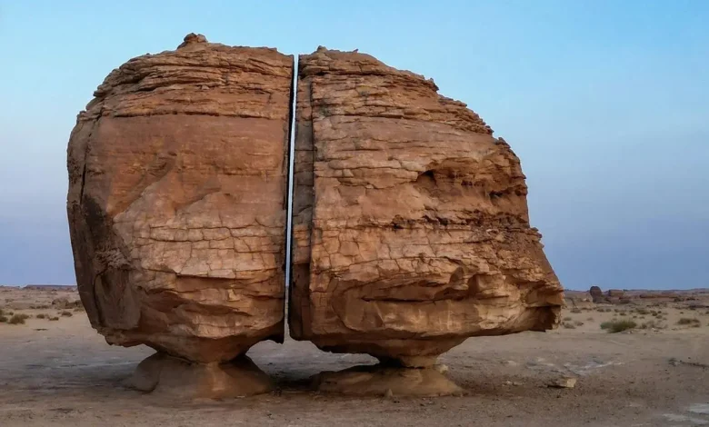 Al-Naslaa: The Saudi Geological Wonder That Looks Almost Impossible