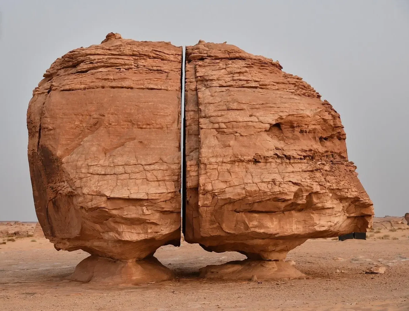 Al-Naslaa: The Saudi Geological Wonder That Looks Almost Impossible